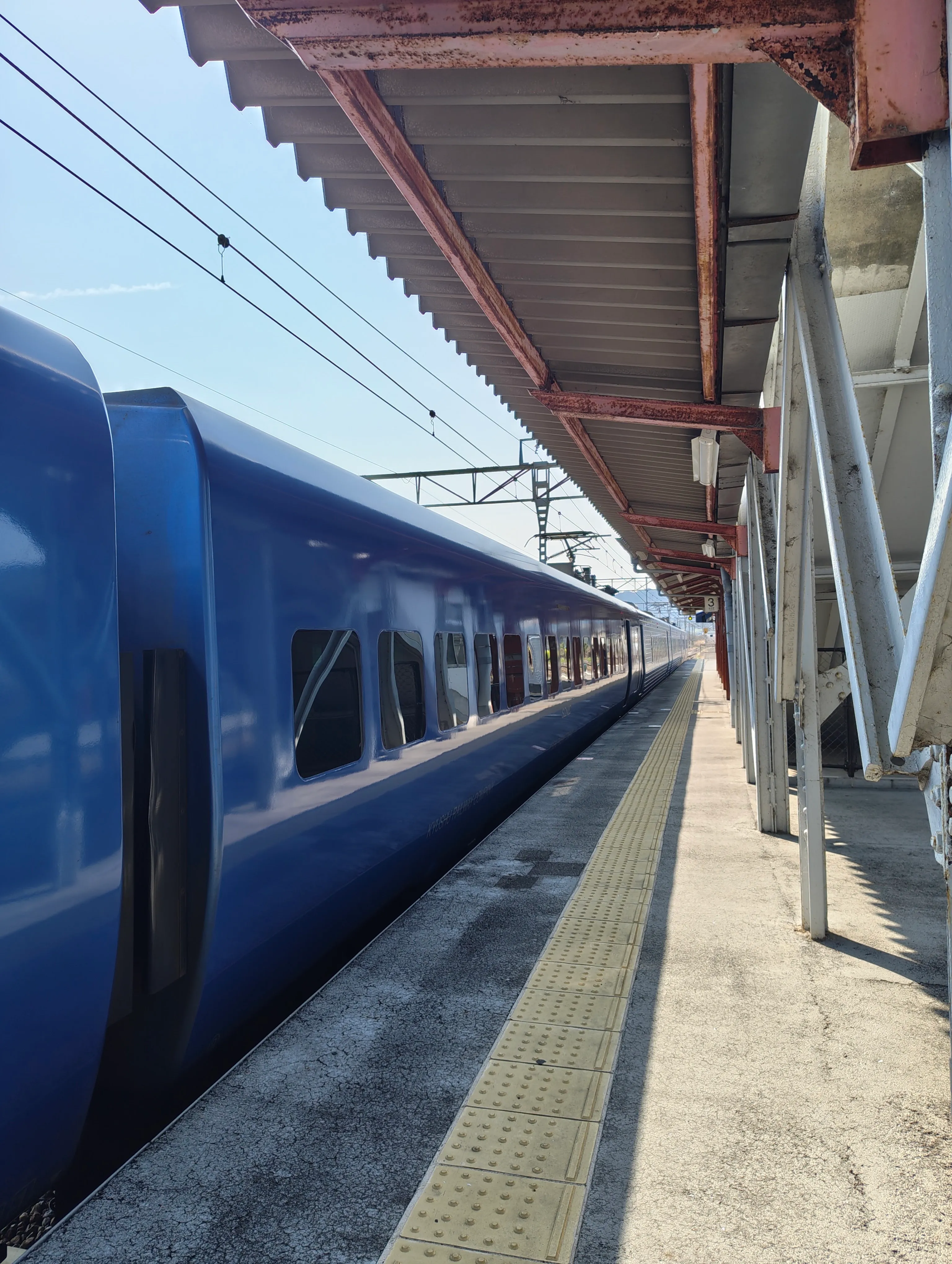 出発の朝、駅のホームにて