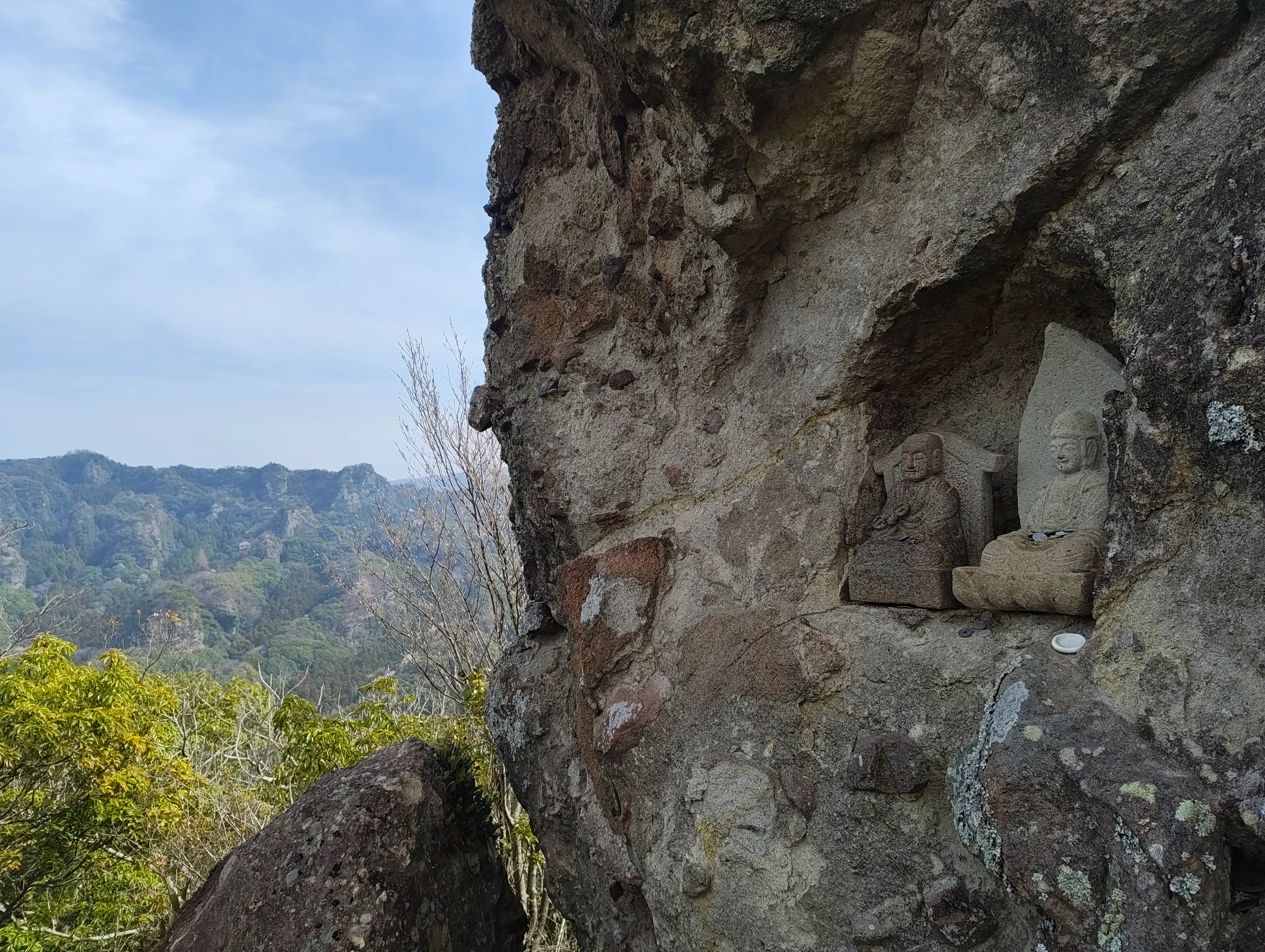 中山仙境、断崖に刻まれた仏と山並み